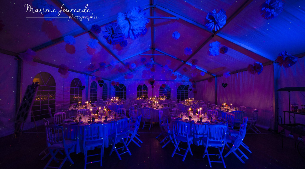 L'éclairage d'ambiance sublime la décoration de la salle de mariage