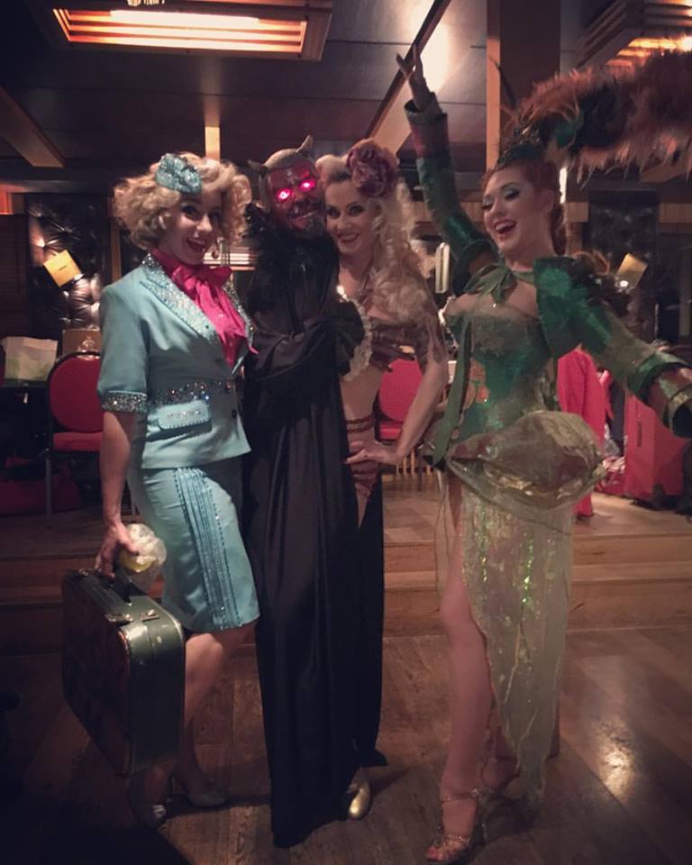 Die Burlesque-Diven in ihren Bühnenoutfits: (v. l. n. r.) Peggy de Lune, Rose Rainbow und Lada Redstar