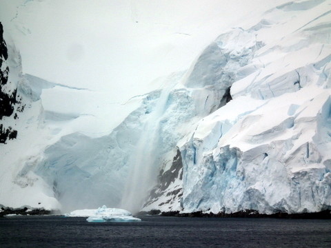 ... links das eisbedeckte Festland der Antarktis ...