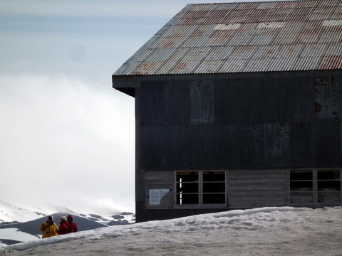 ... und eines Hangars: von hier aus wurden mit Flugzeugen Depots für Südpol Expeditionen angelegt