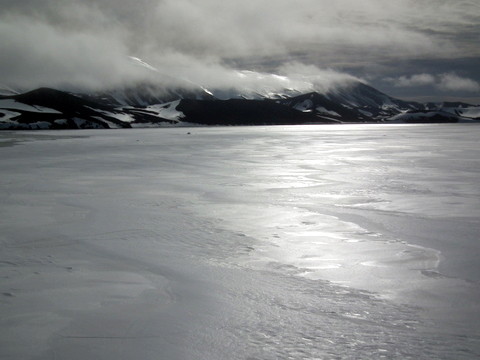 der halbe Krater mit Fast-Ice bedeckt - gefrorenes Meer, 50cm dick - wie am Längsee
