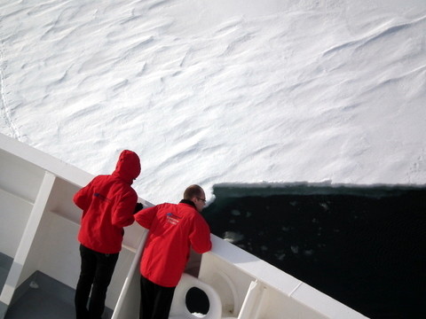 unser Kapitän stellt die Eisklasse des Schiffes unter Beweis ...