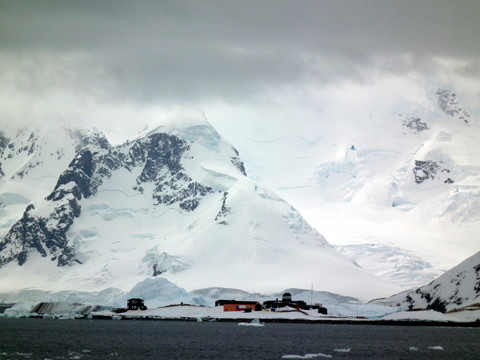 wir machen eine einstündige Zodiacfahrt entlang der Gletscher in einer Bucht, die ihren Namen von rauhen Walfänger Gesellen bekommen hat