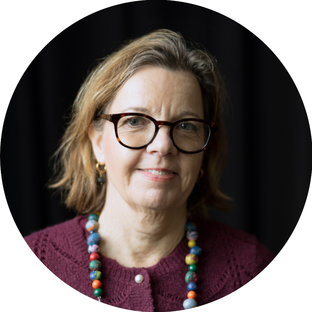 Porträt von Constanze Josefa Fazaie, sie ist Trainerin für Gewaltfreie Kommunikation und Konflikt und macht Trauerbegleitung und Wendepunktbegleitung.