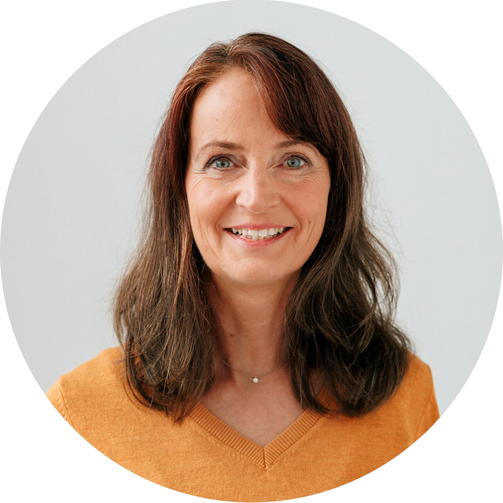 Porträt von Michaela Gesterkamp, sie ist Trainerin für Gewaltfreie Kommunikation im Zertifizierungsprozess.