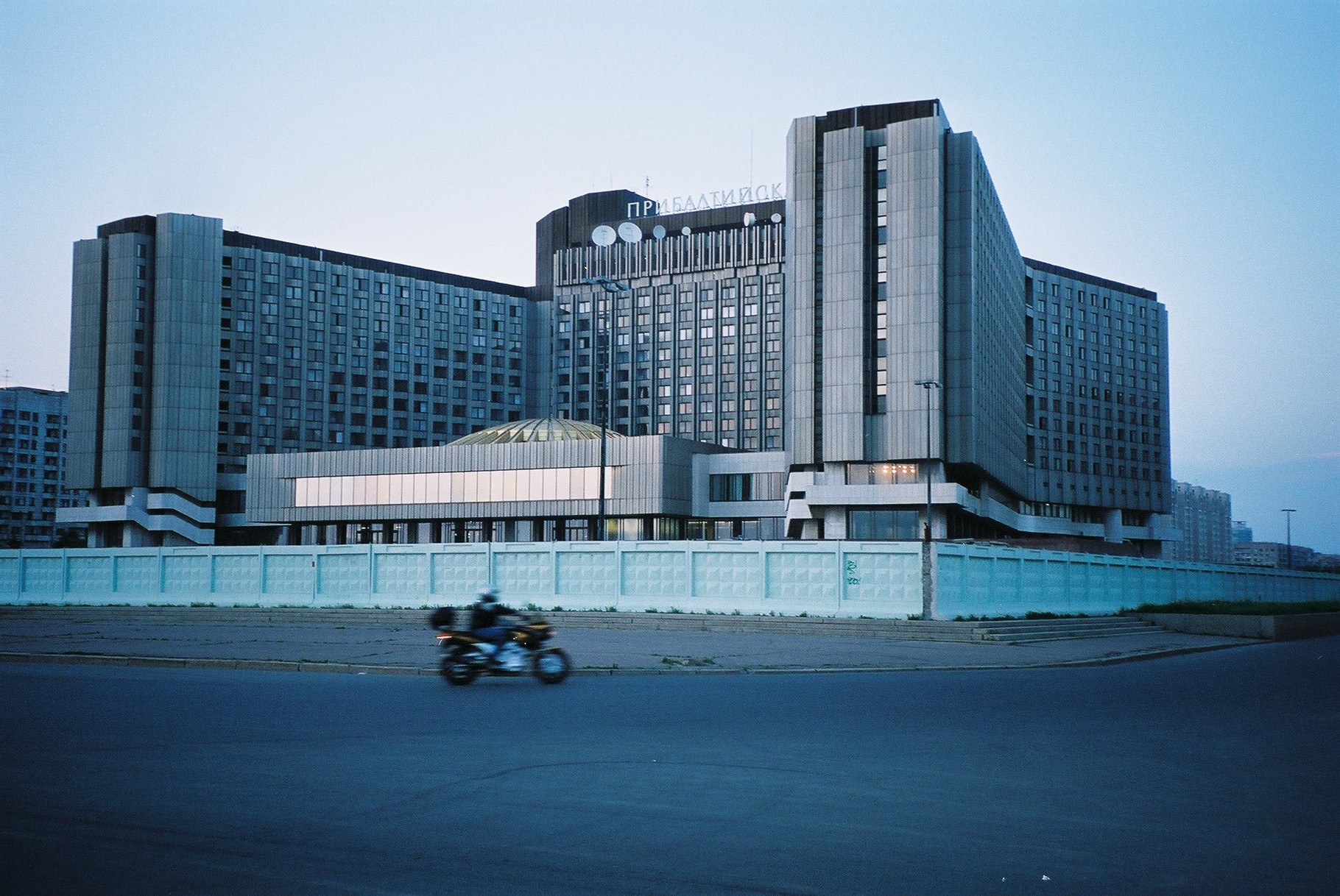 das Hotel wie eine "Festungsanlage"