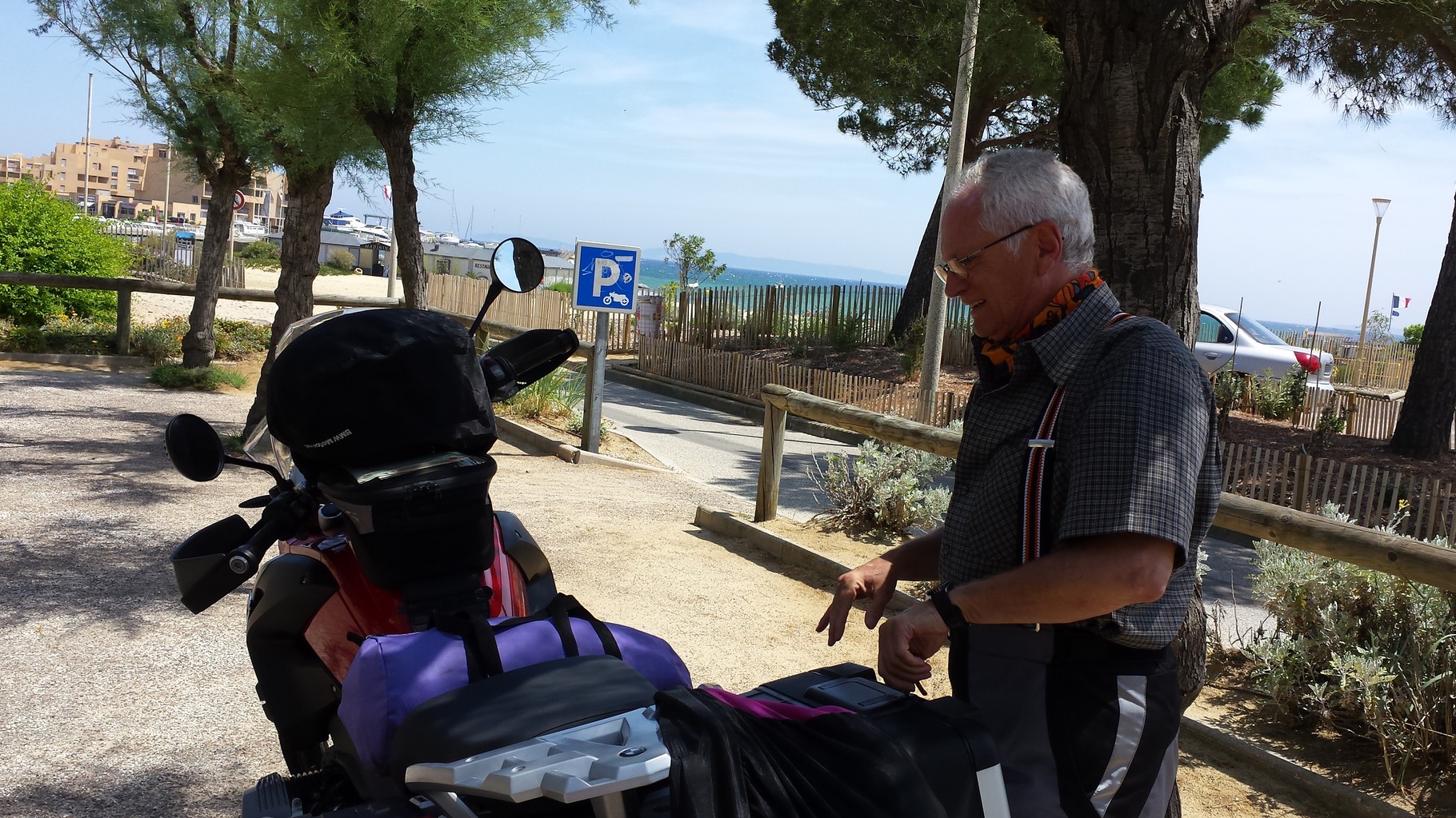 mit Moped an den Strand