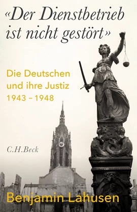 Auf dem Buchcover ist im Vordergrund eine Statue mit Schwert und Waage abgebildet, im Hintergrund ein Gebäude