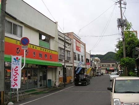 前の画像と同じ商店街