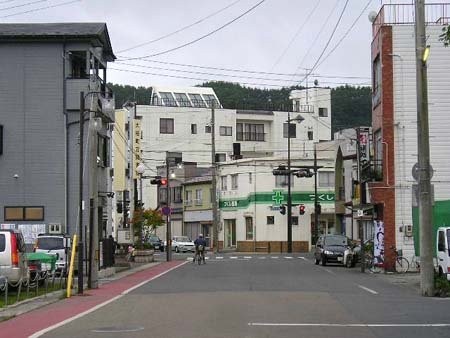 前の画像の商店街の一つ東側に並行して伸びる通り 中小商店などが並ぶ