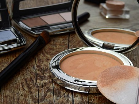 Nicht nur bei unserer Kleidung sollten wir auf die richtigen Farben achten, sondern natürlich auch bei unserem Make-Up!