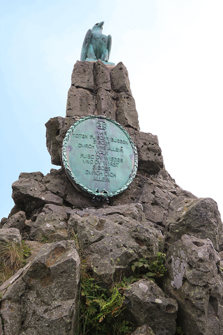 Das Fliegerdenkmal unterhalb der Wasserkuppe.
