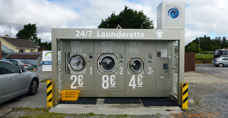 Waschsalon unter freiem Himmel am Rande einer Tankstelle, westlich Galway. 