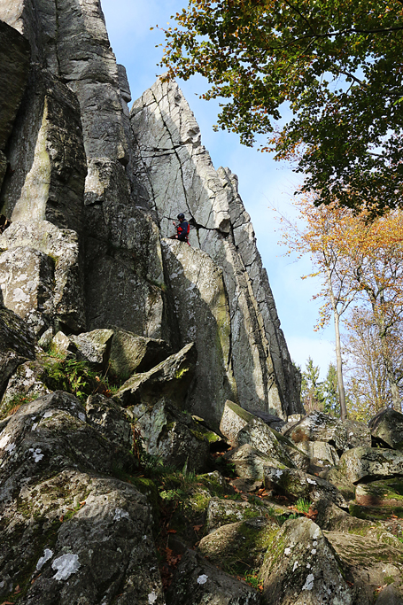 Ein Kletterer übt sich an den bis zu 20 m hohen Phonolithsäulen. 