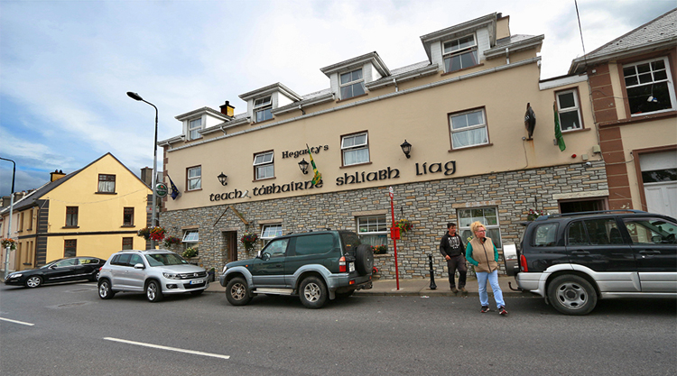 Slieve League Lodge von der Hauptstraße aus gesehen.