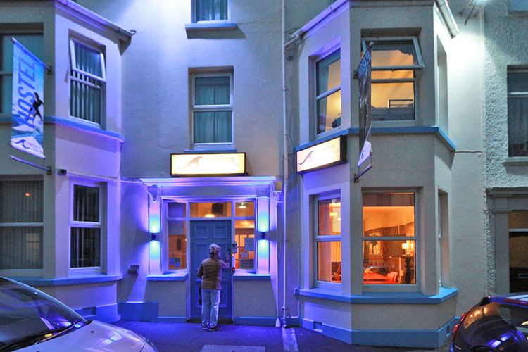 Insbesondere am Abend schön anzuschauen, das Holyday Hostel in Portrush.