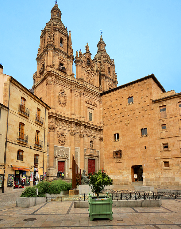 Kirche La Clerecia mit Glockenturm und Conchahaus in Salamanca