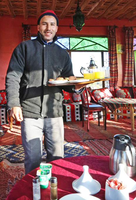 Am folgenden Tag serviert Soufiane das Frühstück auf der Dachterrasse.