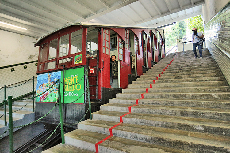 Die Standseilbahn Funicular de Igueldo in Donostia-San Sebastian