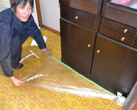 床が濡れないように養生