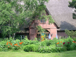Bauernhaus im Aboretum Ellerhoop mit Blumenbeeten Landfrauen Lübeck