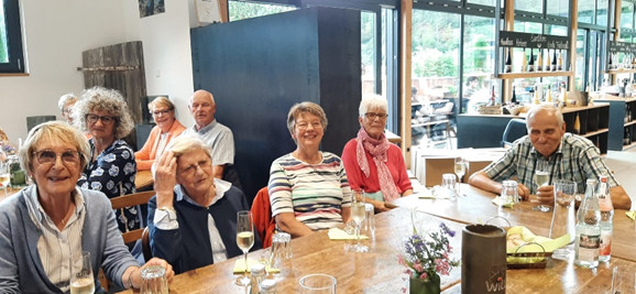 Reisegruppe am Restauranttisch