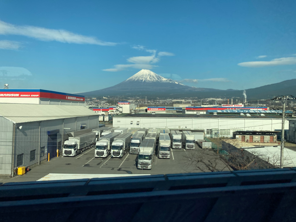 新幹線の車内から撮りました。一瞬で雲の形がかわる富士山