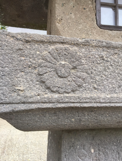 八ヶ岳南麓の古い神社「大滝神社」もまた、一部の石灯籠に18菊花紋が使われていますが、この18菊花紋こそが、本来の天皇家の紋章であり、これはご神事の時にしか使えない特別なシンボルだったようです。