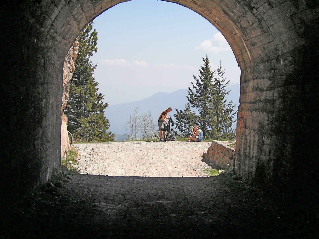 Tunnel am Passo di Tremalzo -unterhalb liegt der Gardasee