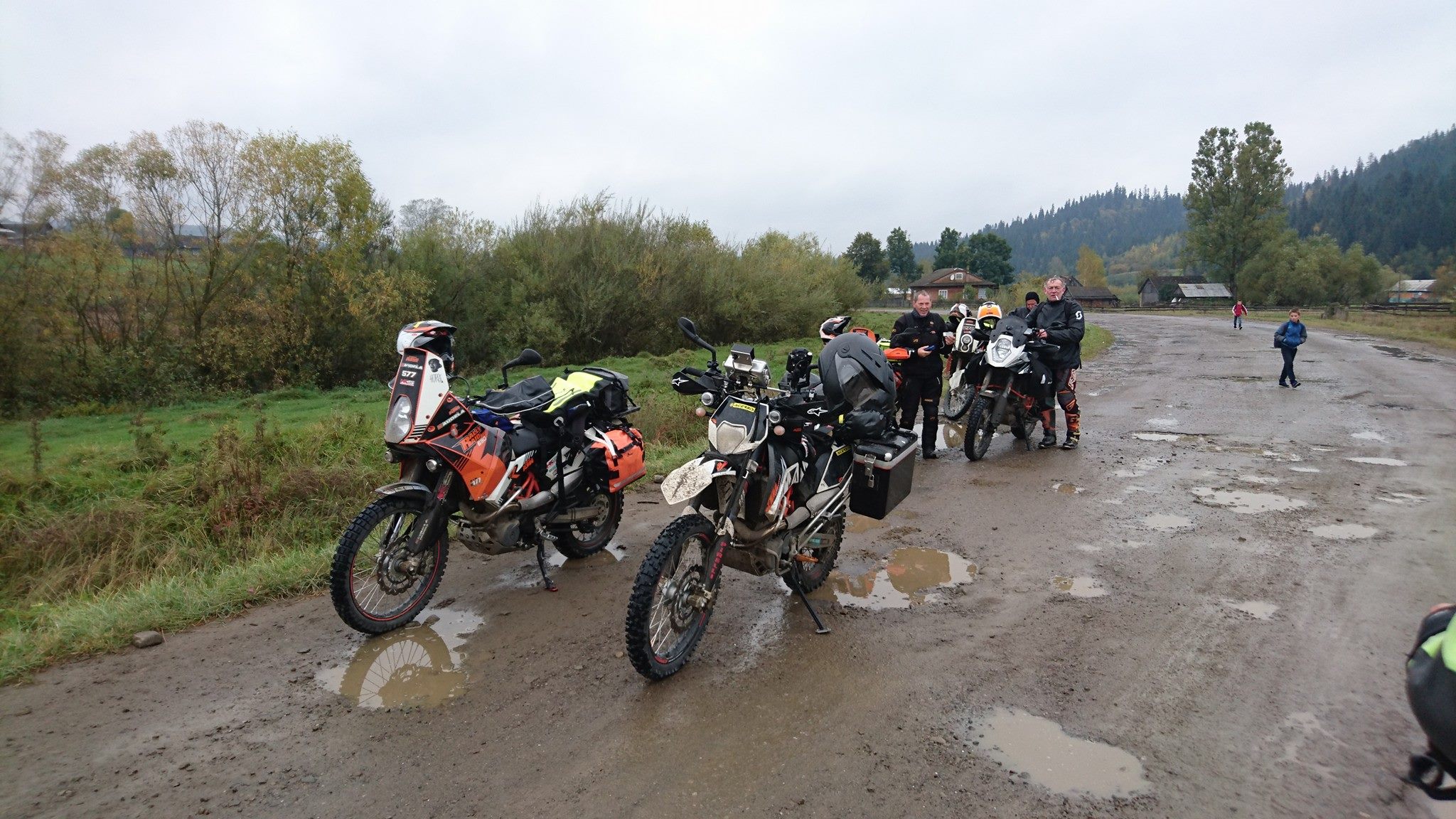 Transkarpatien, Ukraine - KTM 690 Enduro R und KTM 690 Rally