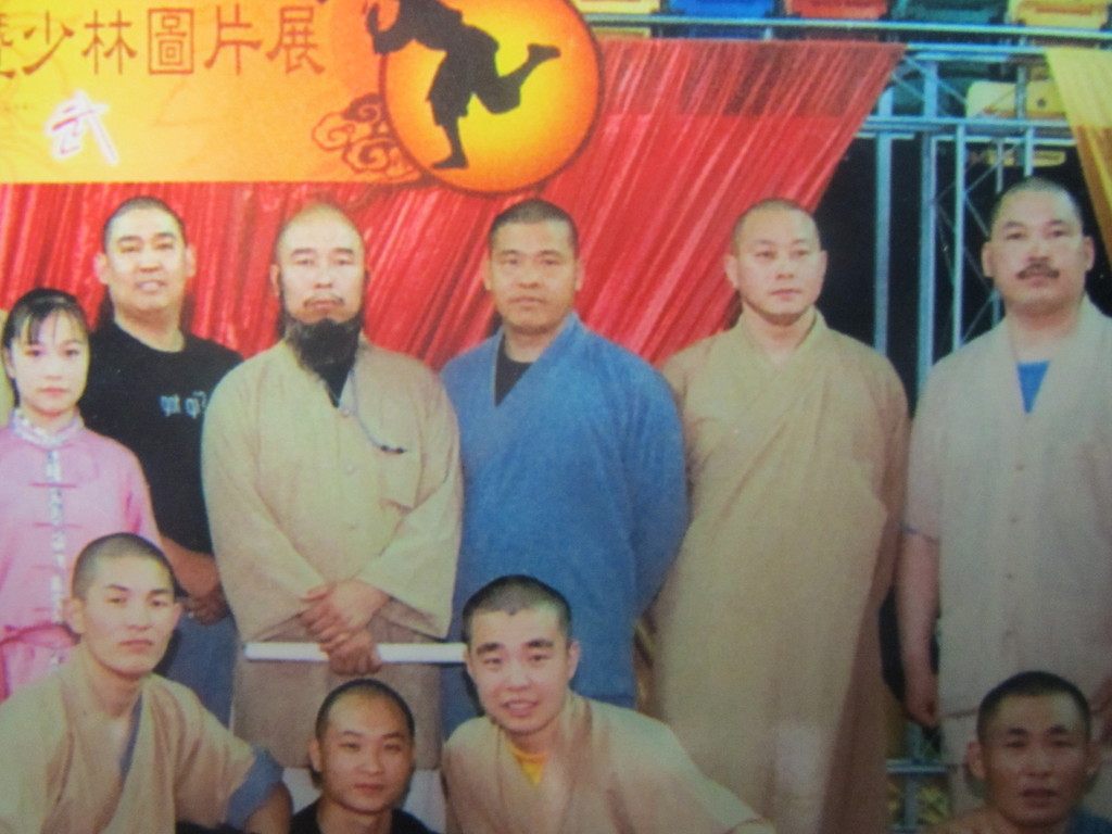 Grossmeister Shi De Meng (Mitte mit blauer Mönchskutte)