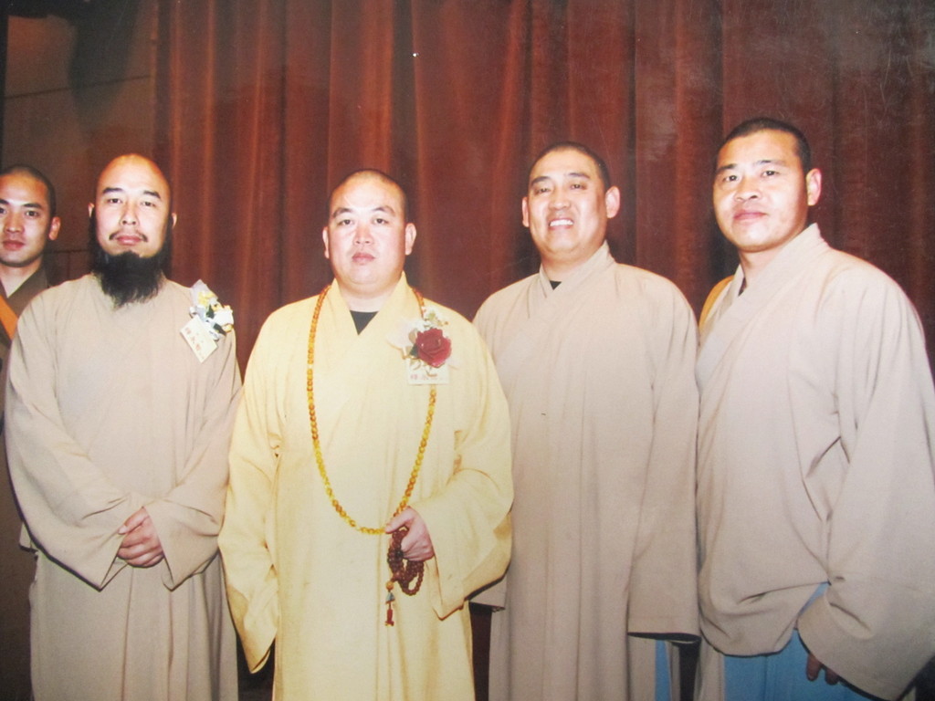 Shi De Meng (ganz rechts) zusammen mit dem Abt Shi Yong Xin