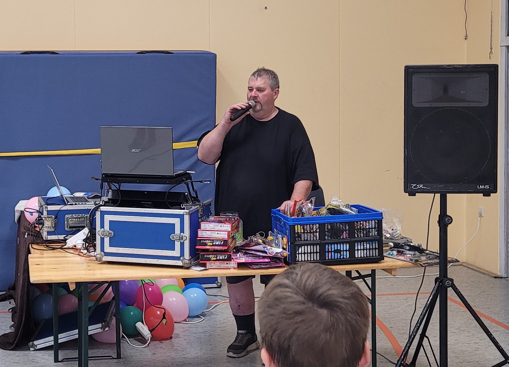 DJ Ente sorgte für ausgelassene Partystimmung. In der großen Klappbox auf seinem Pult versteckten sich tolle Preise für die Gewinner der unterschiedlichen Tanzspiele.