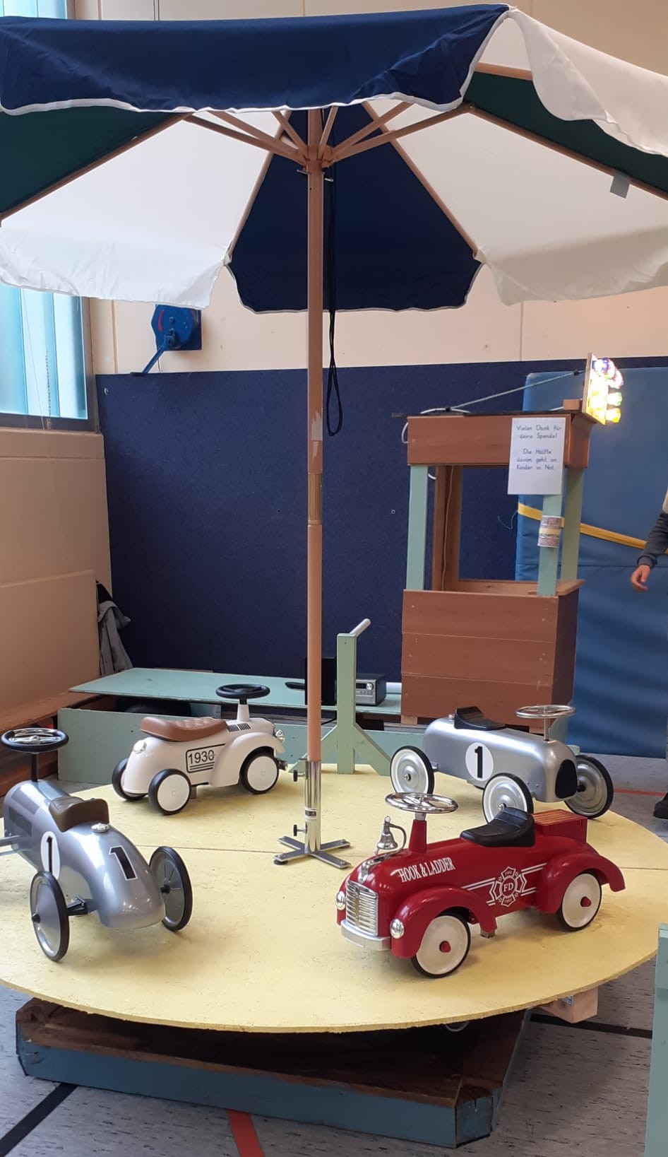Ein ehemaliger Schüler hat ein eigenes Karussell gebaut - ein Highlight für die ganz kleinen Partygäste.