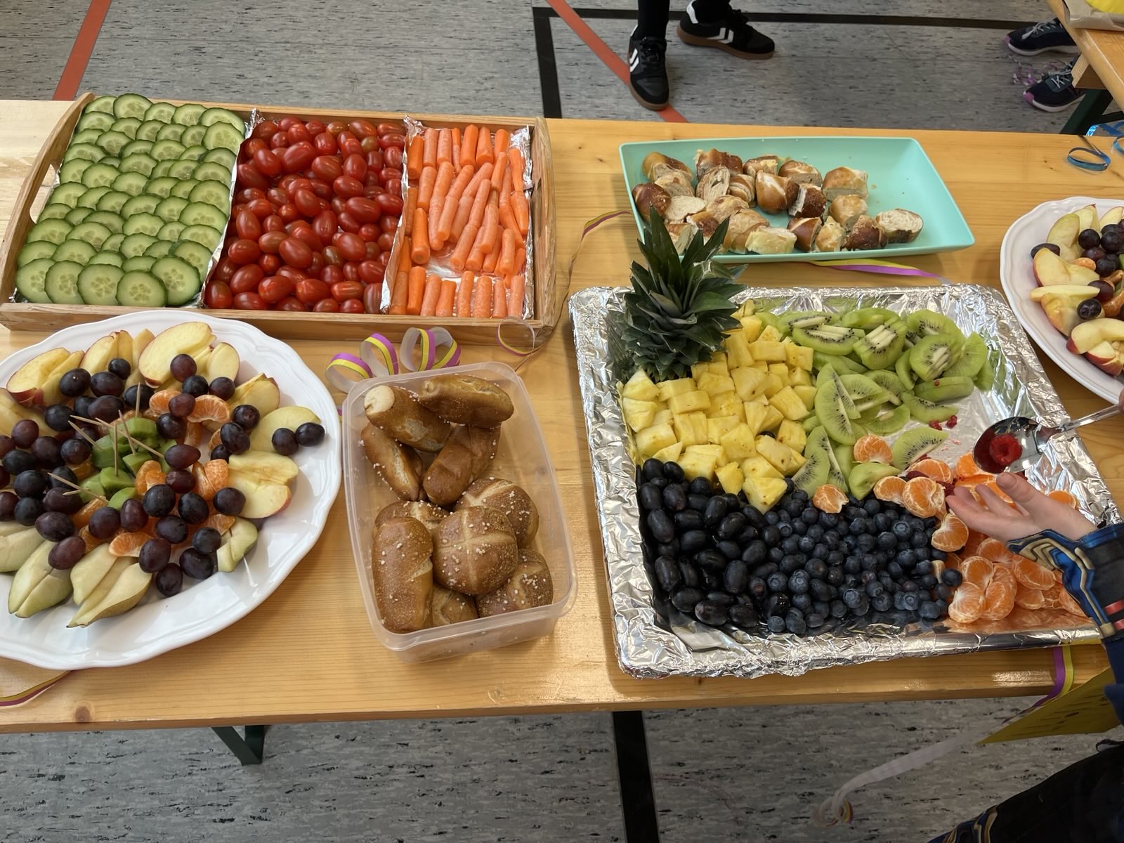 ... das reichhaltige Buffet gestaltet.