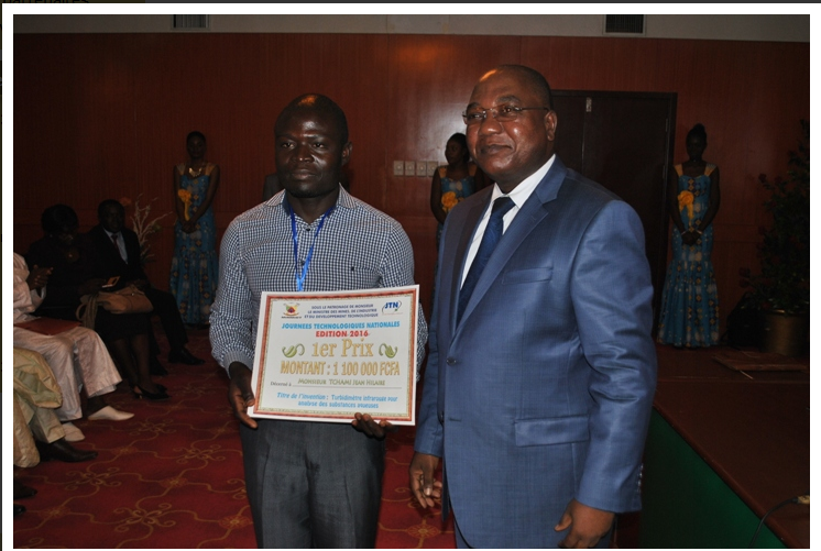 Le ministre Gwaboubou remet son prix à Jean Hilaire Tchami, le vainqueur du er prix 