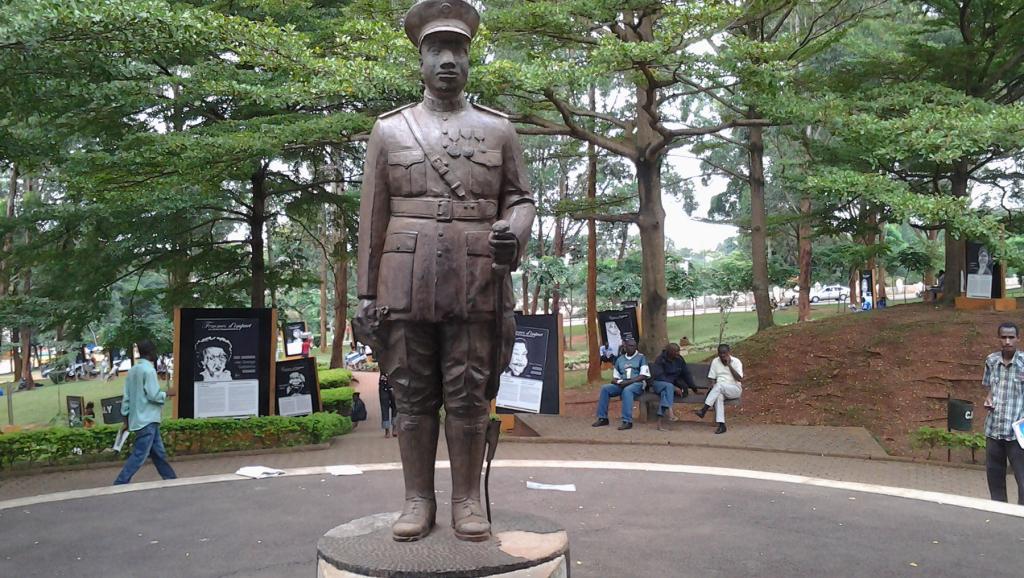 La statue de Charles Atangana à Yaoundé (1979)