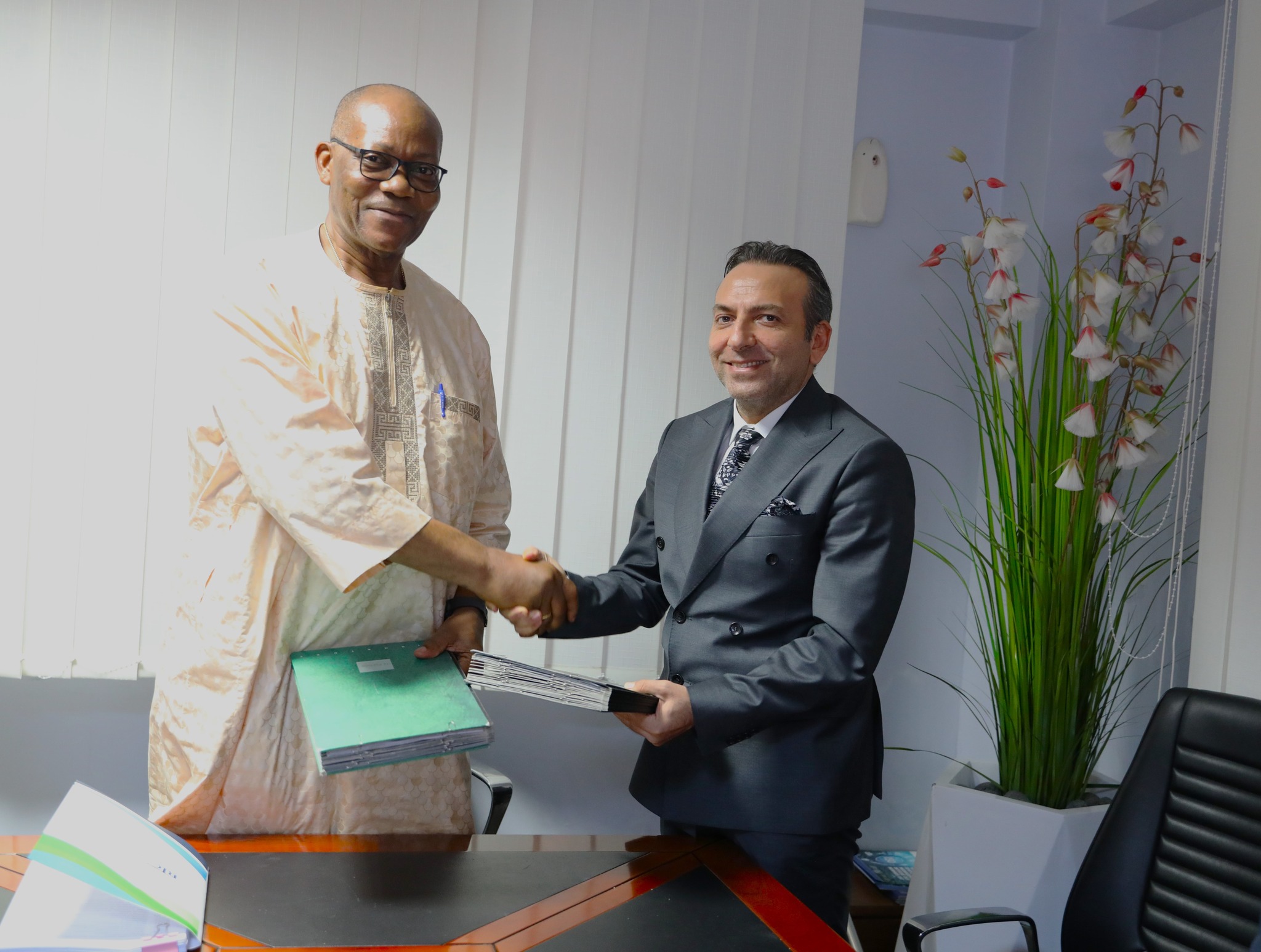 Lin Dieudonné ONANA NDOH, DG de RTC SA et Ayitac ERDEM, Gérant de « ERDEM OFIS MOBILYA VE DEKERASYON », le 27 janv 2025. Signature du contrat de construction de l’immeuble siège de la RTC. Coût : 8 milliards de FCFA HT.