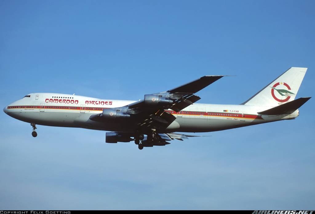 Le Mont Cameroun, gros porteur Boieng 747 Combi