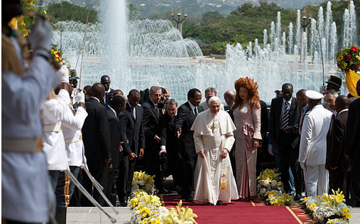 Le Pape arrive au palais d'Etoudi avec Paul et Chantal Biya