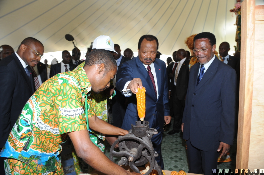 Paul Biya teste une décortiqueuse de maïs