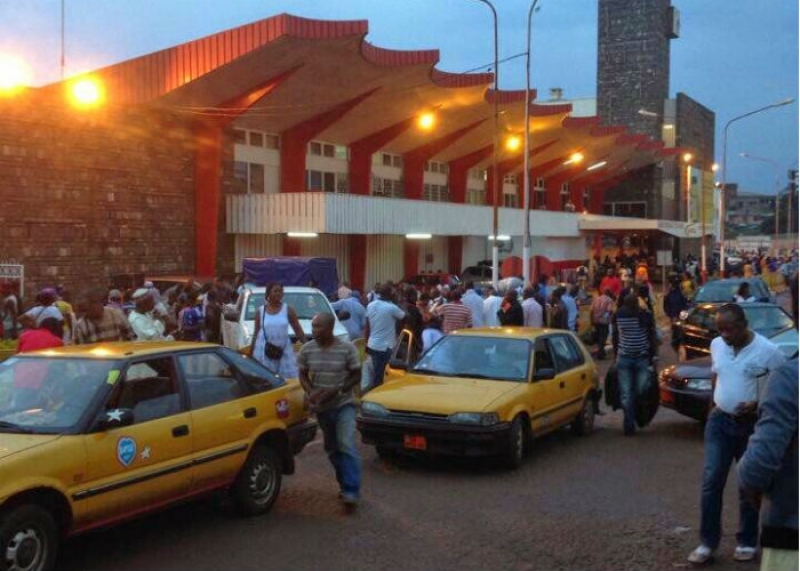 Taxis et voyageurs devant la gare centrale des chemins de fer de Yaoundé