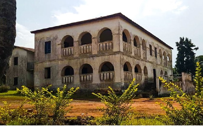 Nkolafamba vieille batisse centenaire