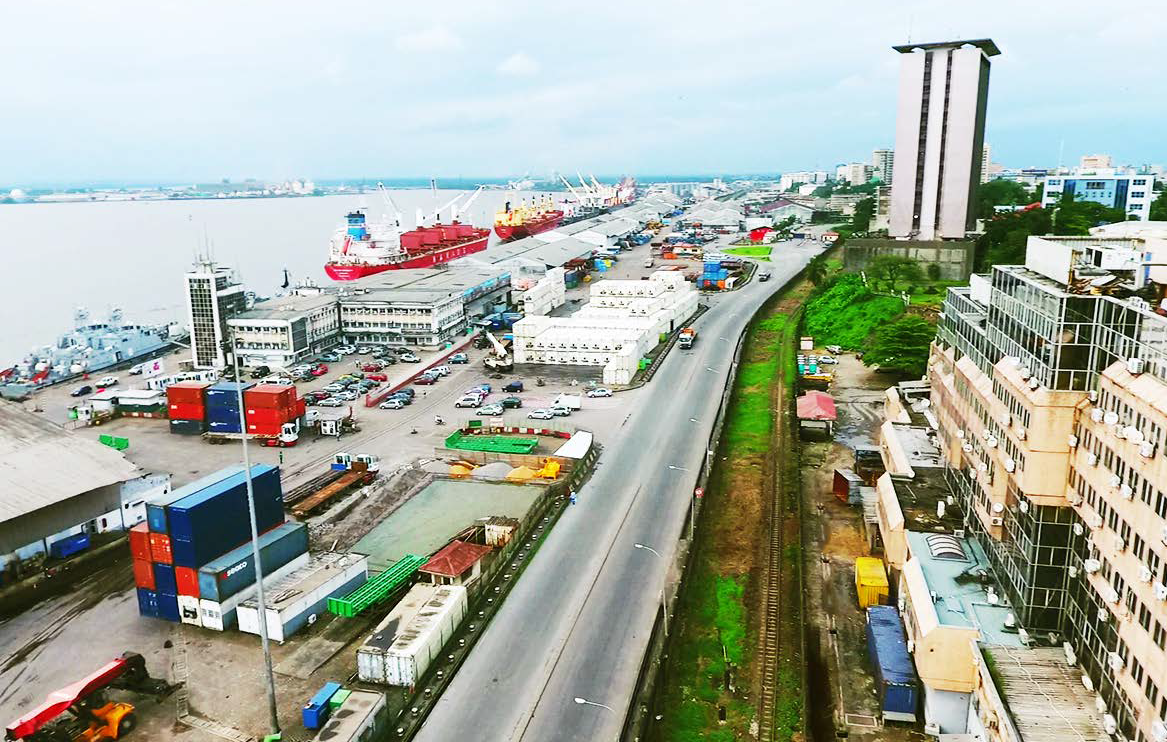 Vue de la Capitainerie, en contrebas de l'Immeuble siège du PAD et de l'immeuble de l'ex-ONCBP