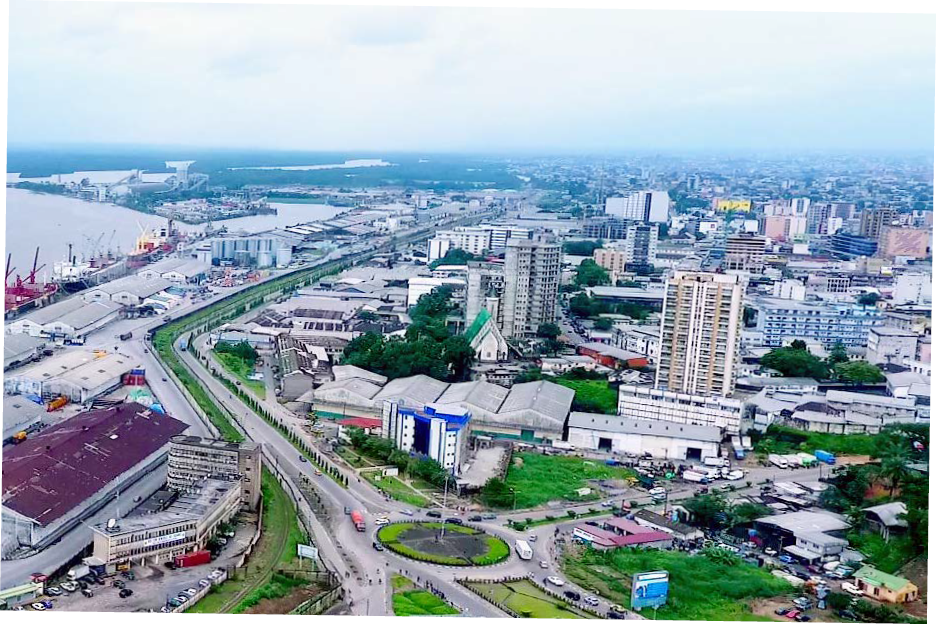 Vue du Port et du carrefour "Ancienne Direction des Douanes". En face, la Mairie de Douala 1er