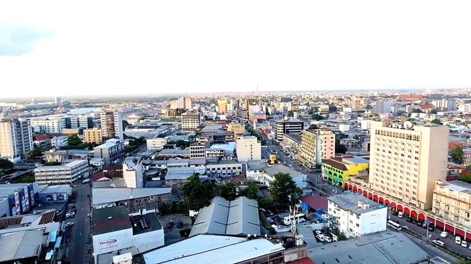 Boulevard de la Liberté. Akwa palace au premier rang