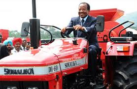 Paul Biya conduit un tracteur