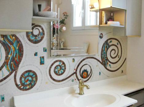 Décor mural de salle de bain en mosaïque avec volutes dorées d'inspiration Klimt, commande privée.