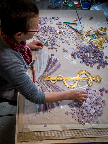 Création de mosaïques funéraires personnalisées par Toone Nicol, artiste mosaïste à Gouvieux