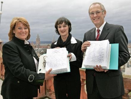 Die Vorsitzende des Dombauvereins, Sabine Flegel (links), und Schatzmeister Theo Stauder übergeben Dezernentin Marianne Grosse die Unterschriftenliste. Foto: hbz / Michael Bahr